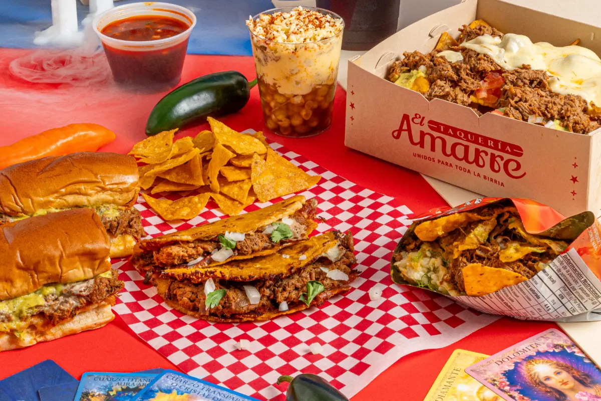 Nachos de birria con consomé El Amarre Taquería Bucaramanga